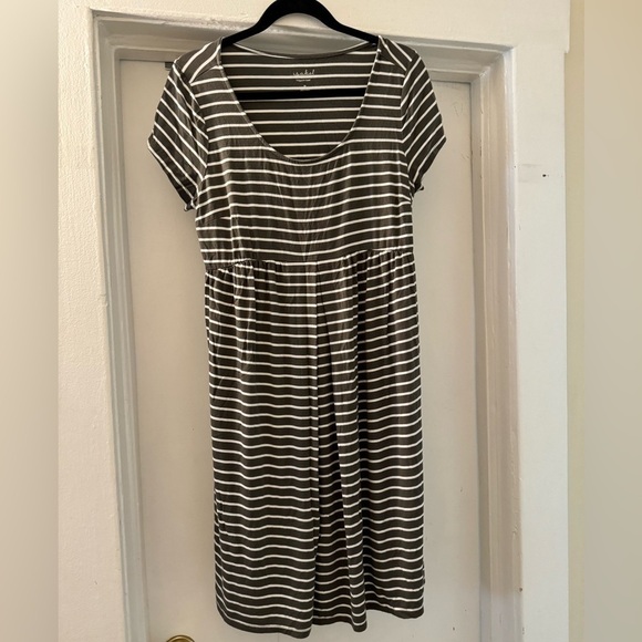 Isabel Maternity by Ingrid & Isabel green and white striped dress size medium - Picture 1 of 6
